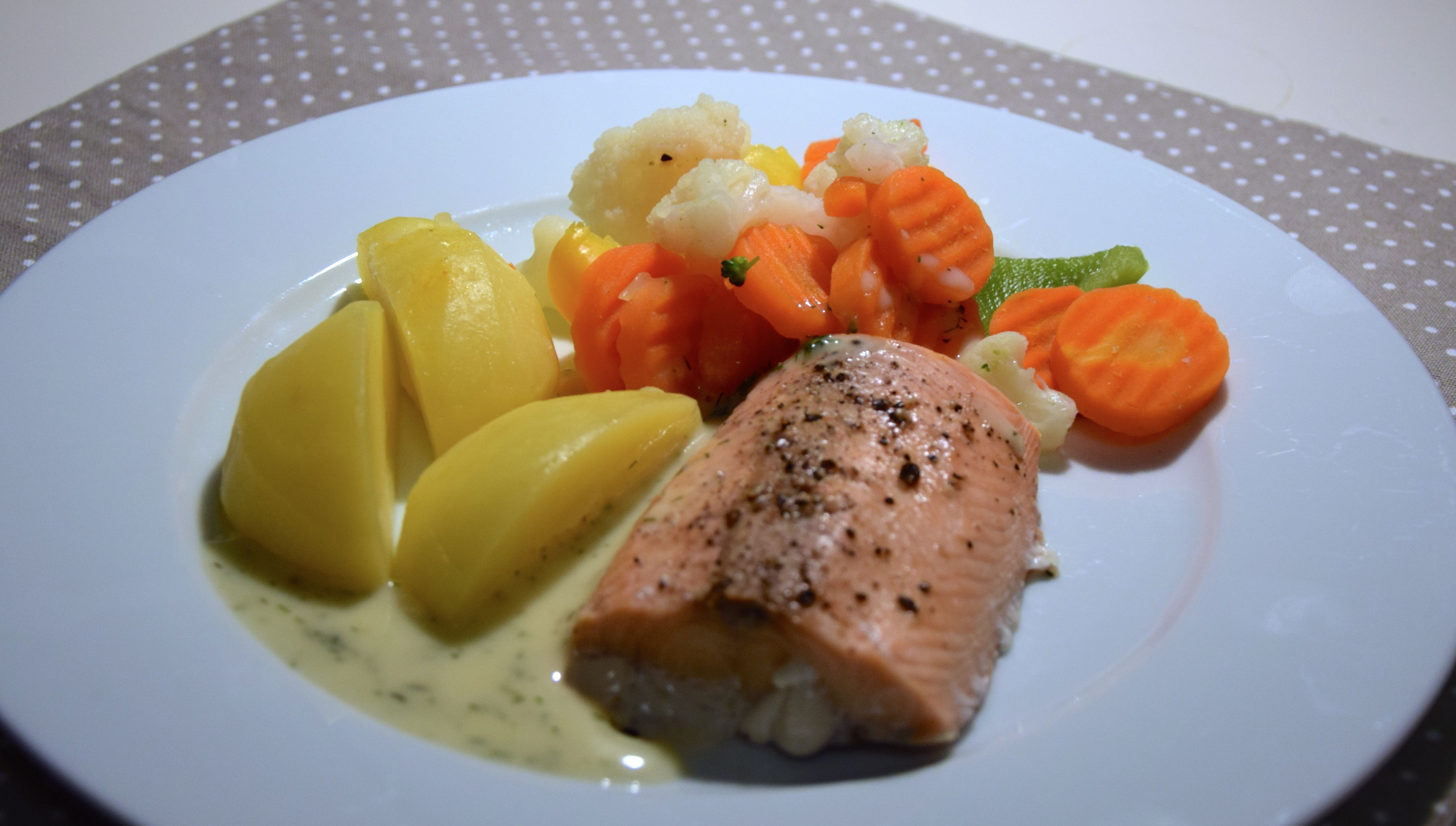 Lachsfilet, Gemüse und Kartoffeln mit Dillsauce