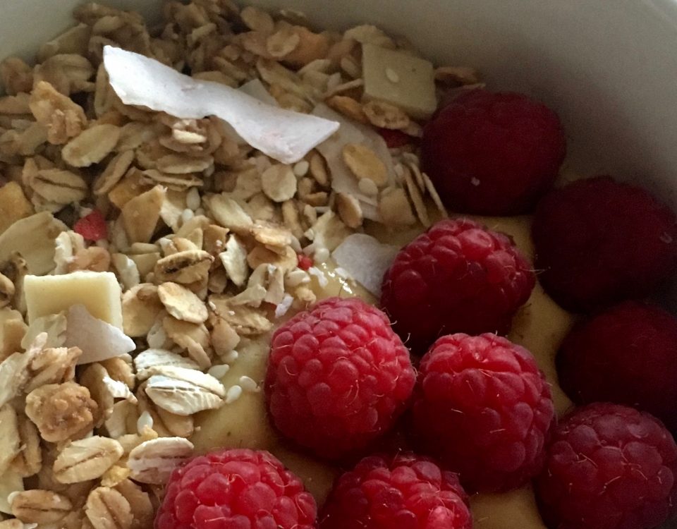 Beitragsbild Smoothiebowle mit Ananas