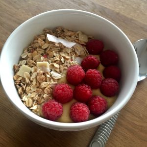 Smoothie Bowl mit Banane und Ananas