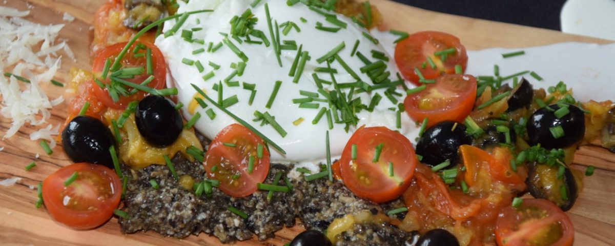 Burrata mit Tomaten und Oliven