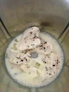 Eis im Mixtopf für Eiskaffee