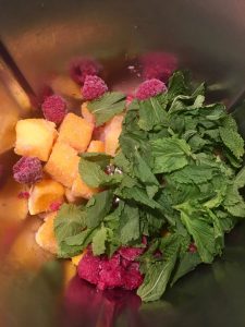 Smoothie-Zutaten im Mixtopf