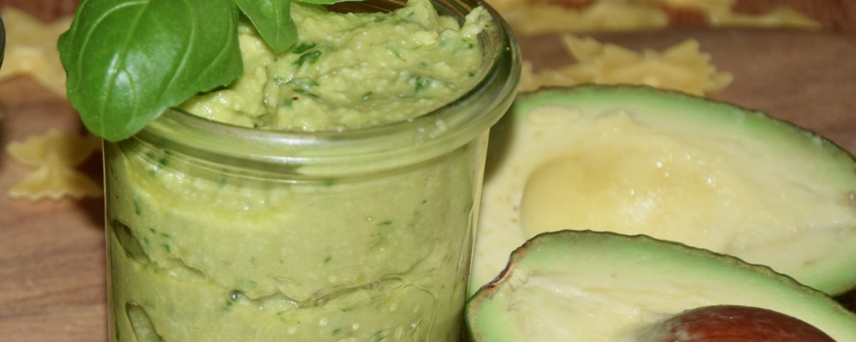 Selbstgemachtes Pesto mit Avocado