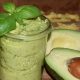 Selbstgemachtes Pesto mit Avocado