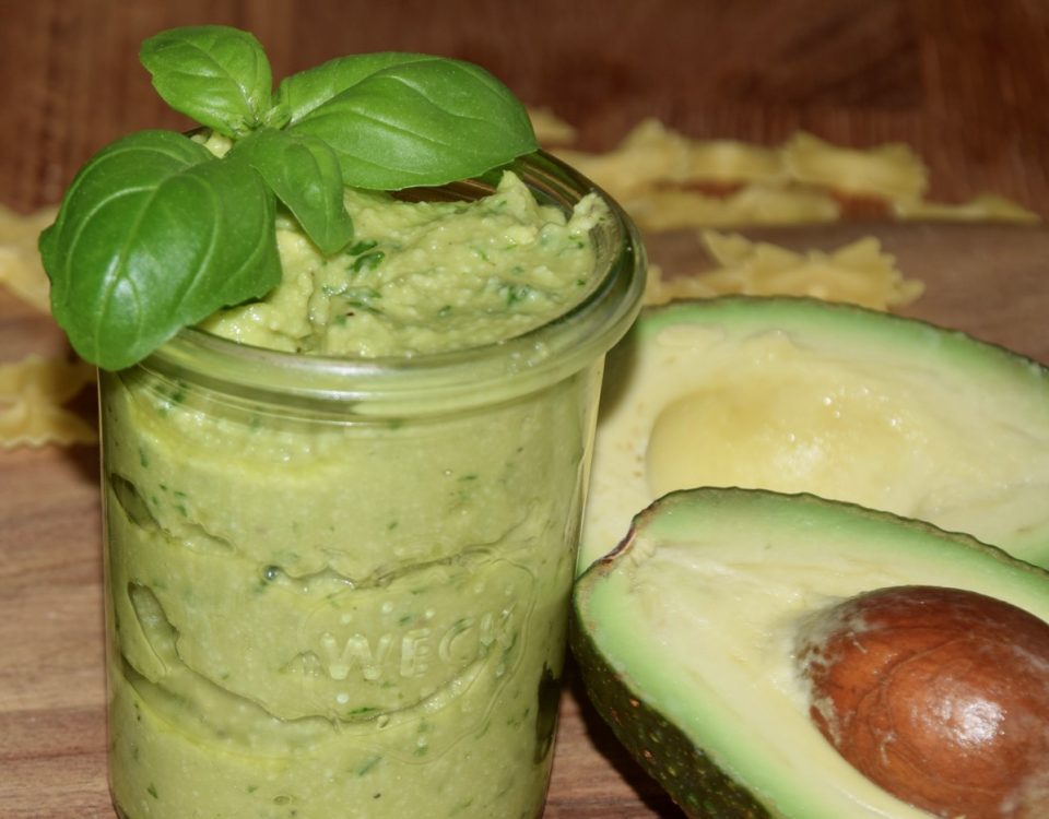 Selbstgemachtes Pesto mit Avocado