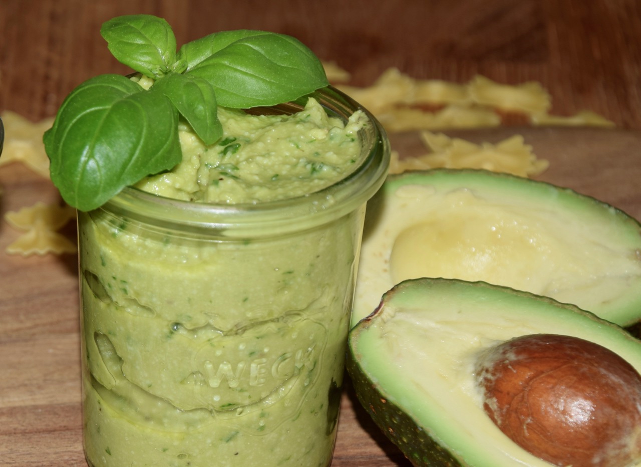 Selbstgemachtes Pesto mit Avocado