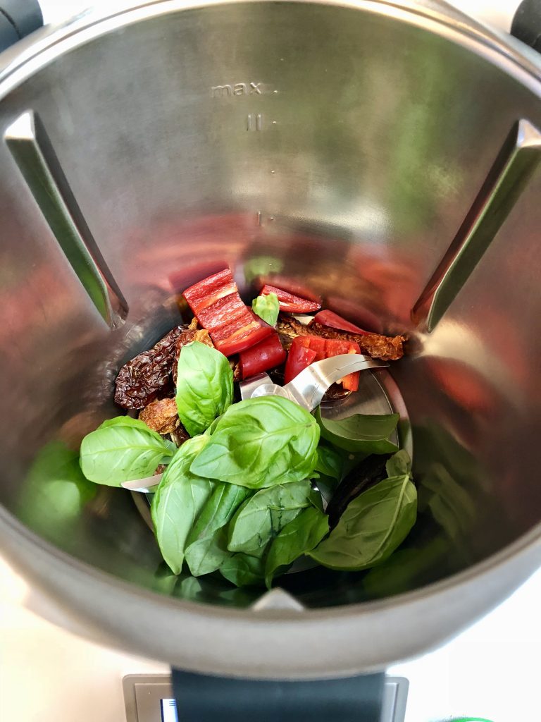 Tomate Basilikum Dip zum Grillen - perfekt an warmen Sommertagen