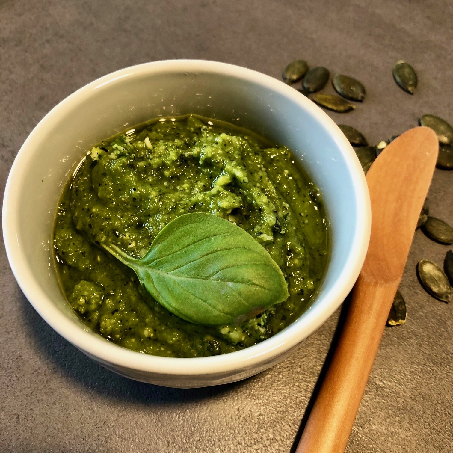 Pesto mit Basilikum aus dem Thermomix