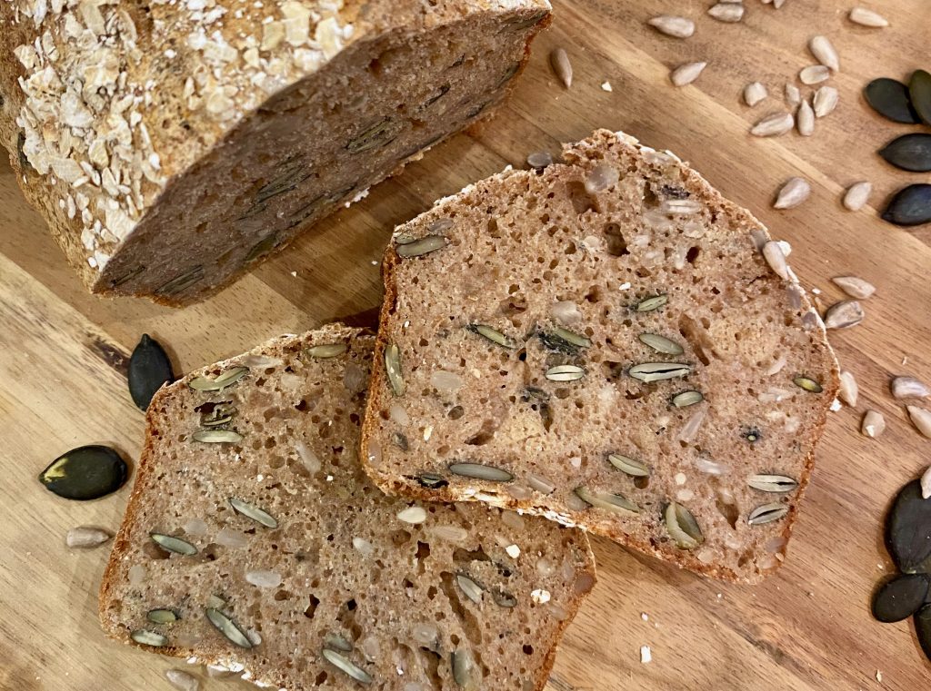 Dinkelbrot mit Kürbis- und Sonnenblumenkernen